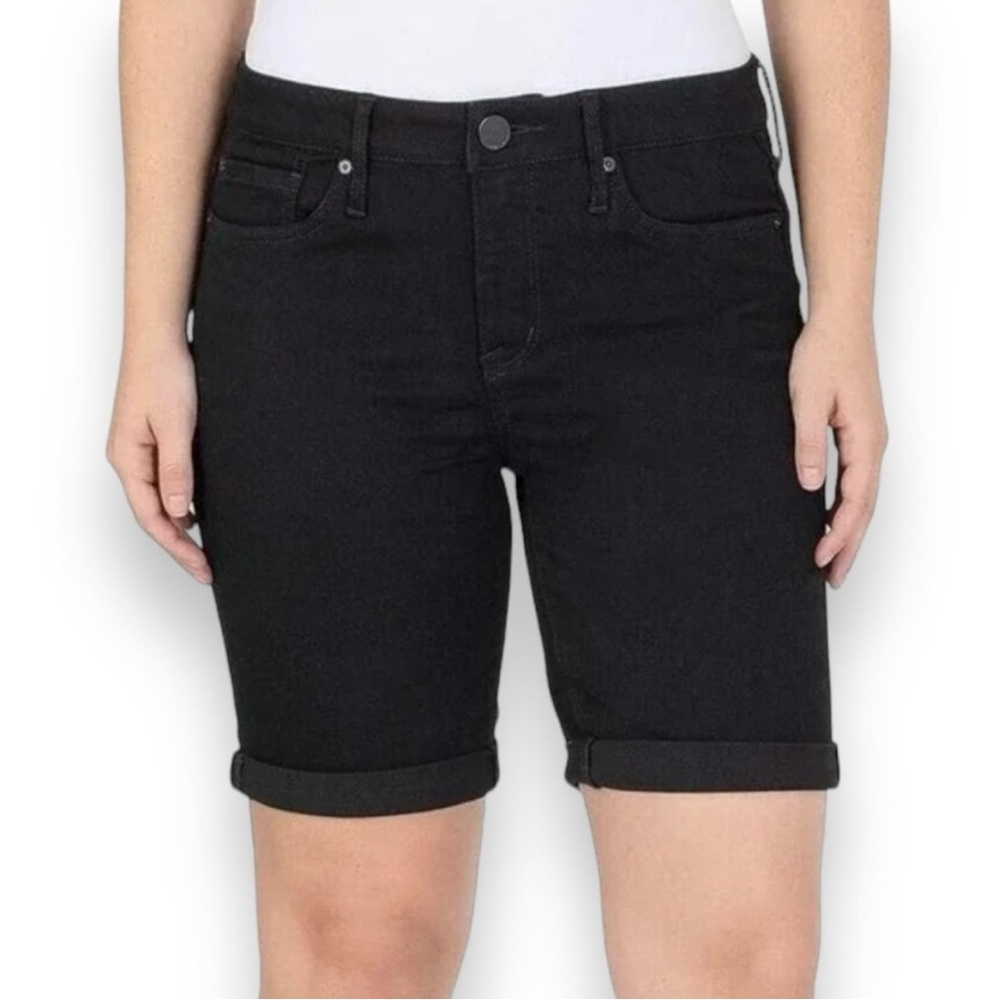 SUNSET BERMUDA SHORTS IN THE COLOR BLACK